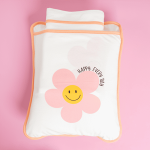 Kit travesseiro de viagem personalizado com fronha e lençol – Compacto e confortável  – Coleção Happy