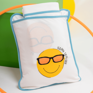Kit travesseiro de viagem personalizado com fronha e lençol – Compacto e confortável  – Coleção Happy